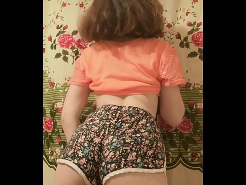 ❤️ Tânără sexy care se dezbracă de pantaloni scurți în fața camerei de filmat ❤️  at us ❌️❤