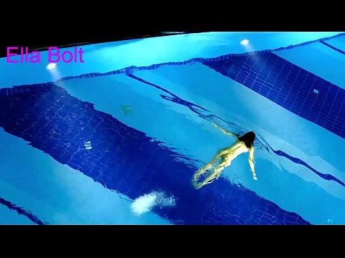 ❤️ Nu mă pot opri din privit, tânără blondă surprinsă înotând goală în piscina stațiunii ELLA BOLT ❤️ at us ❌️❤