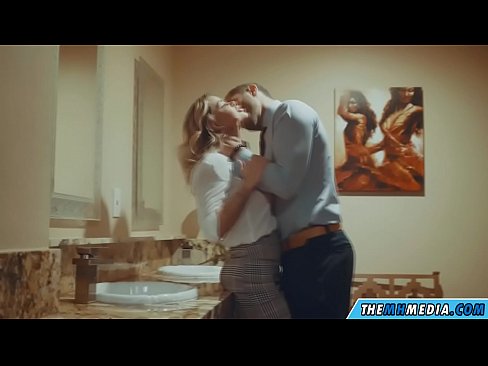 ❤️ Când o blondă cu sânii mari te seduce într-o toaletă publică ❤️ at us ❌️❤